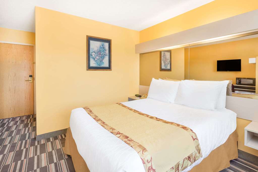 Microtel Inn & Suites by Wyndham Tuscaloosa East - photo 7