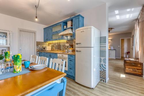 Beeindruckende 5 Sterne Villa mit Meerblick Sauna Gym beheizten Privatpool Spielplatz BBQ — 4-Star Luxury Hotel in Hreljin, Croatia