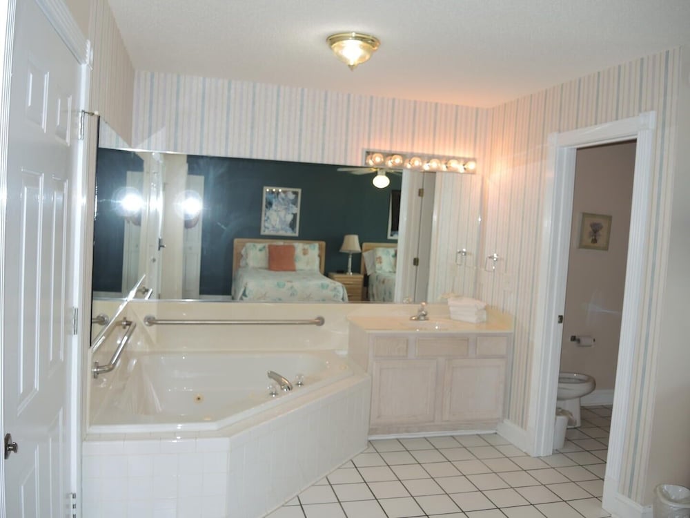 Golf Resort Villa 509 within Walking Distance to Food and the Pool by RedAwning - photo 16