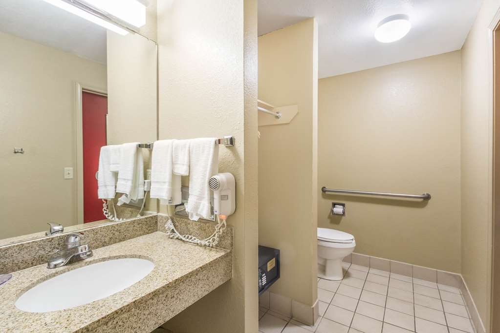 Econo Lodge Inn & Suites I 35 at Shawnee Mission - photo 31