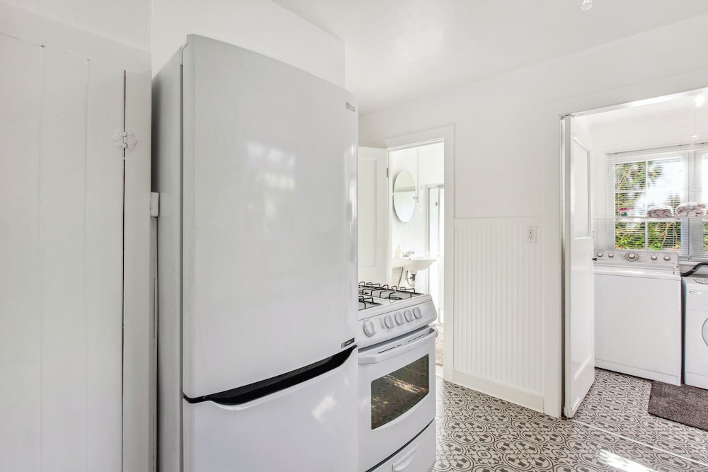 Charming Eugene Retreat Private Hot Tub And Yard — Eugene