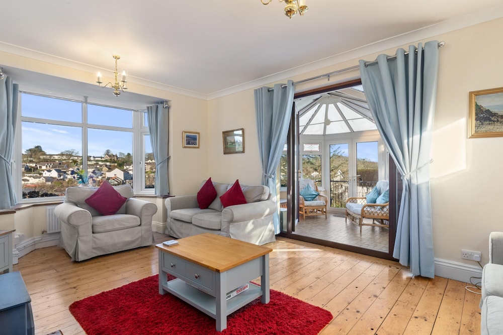 Four Oaks Sea and Harbour Views in Saundersfoot, United Kingdom