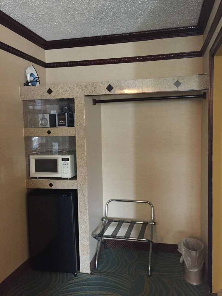 Track & Turf Motel - photo 11