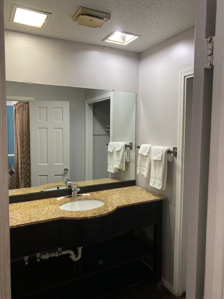 Colonial Manor Motel - photo 10