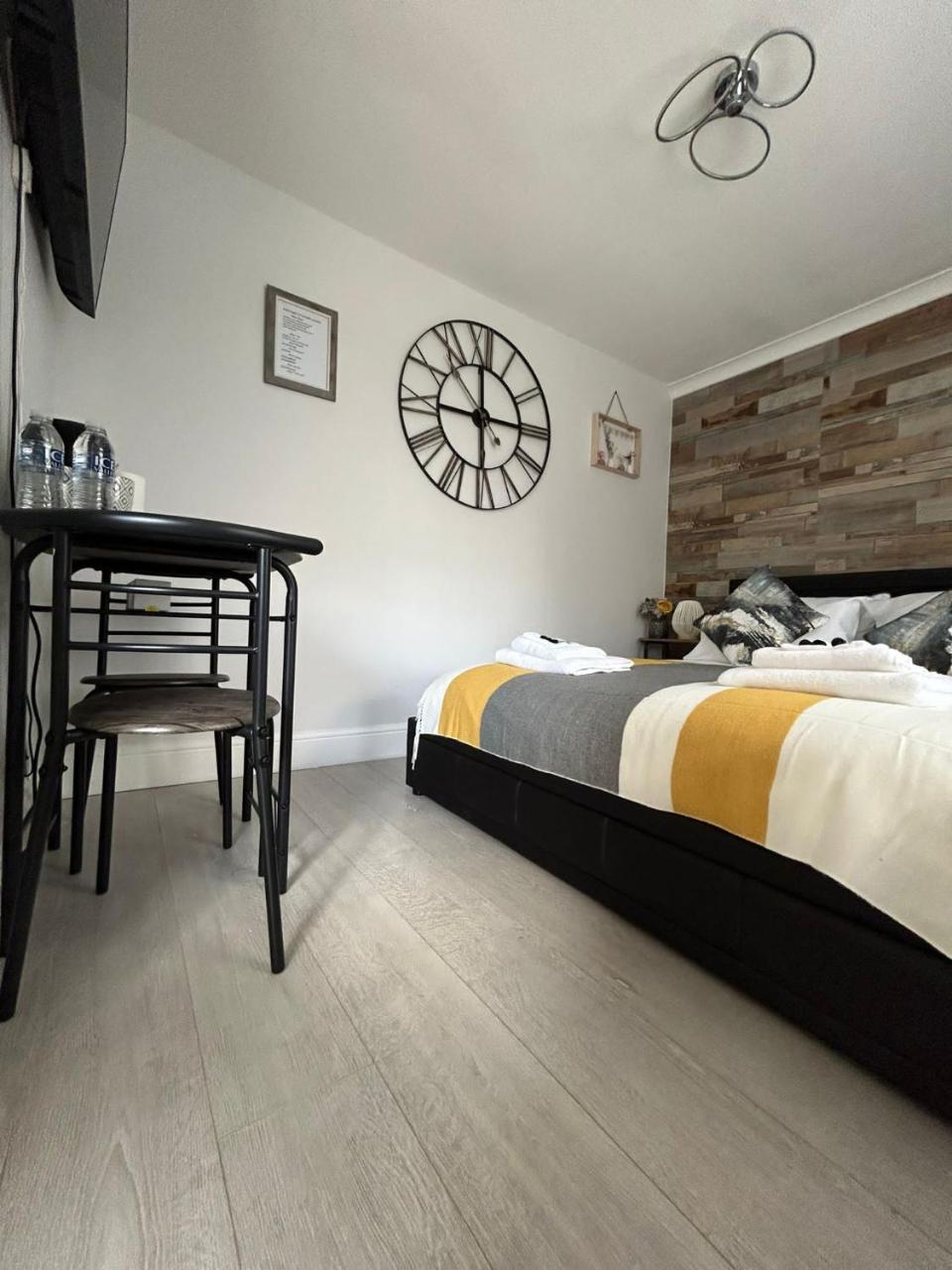 Dana Guest Suite 19158944 — Horley
