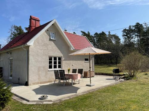 Avskilt nyrenoverat hus på stor naturtomt med närheten till både Visby och havet in Visby, Sweden