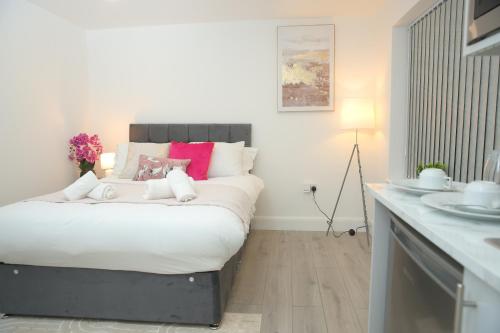 Luxury Private Ensuite and Kitchenette Room Near Luton Airport 4 Min Drive in Luton, United Kingdom