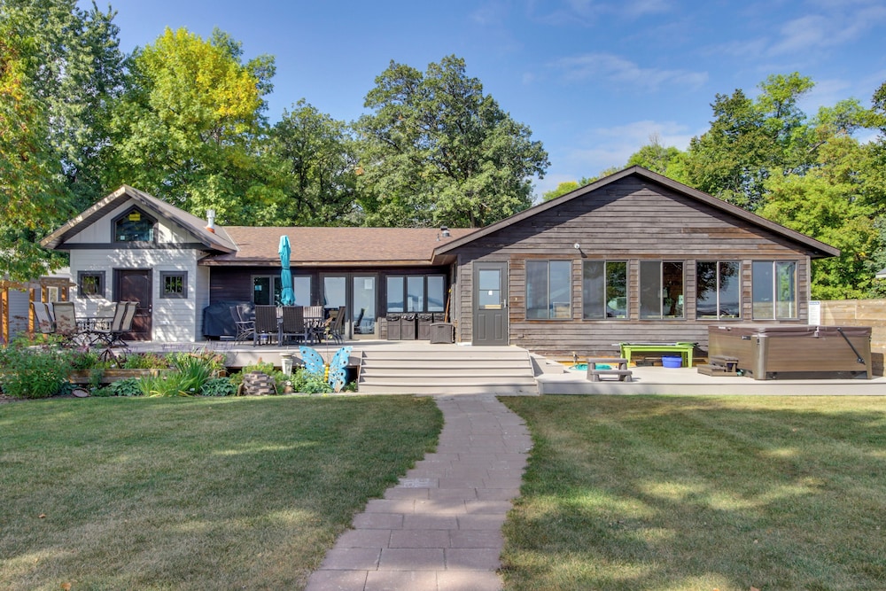 Family Friendly Ottertail Home on Rush Lake — 4-Star Luxury Hotel in Detroit Lakes, United States