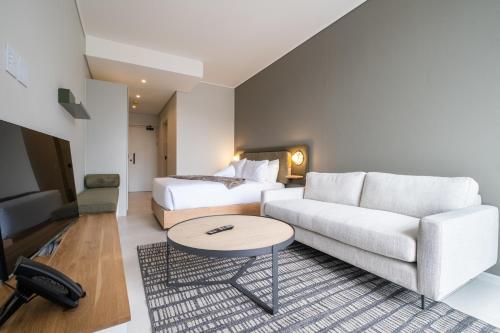The Rose 603: City Centre Aprt with Rooftop Pool
