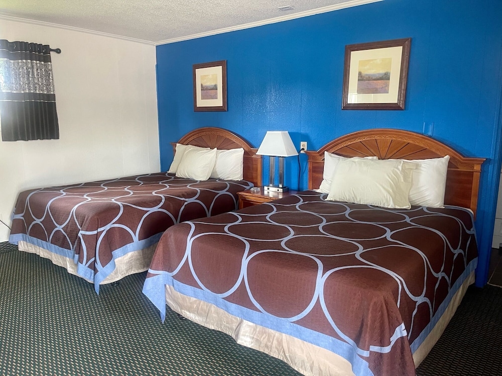 Rodeway Inn Flora - carbon neutral hotel in Flora