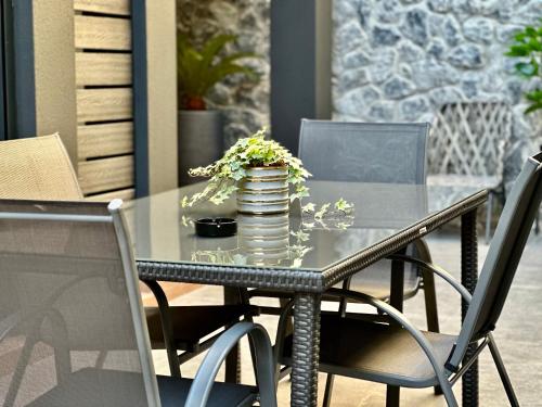 T&T Luxury Apartments Rooftop Jacuzzi — 4-Star Luxury Hotel in Athens, Greece