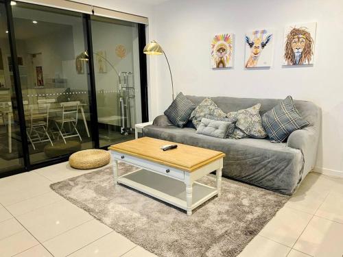 Modern Comfort Near Westfield