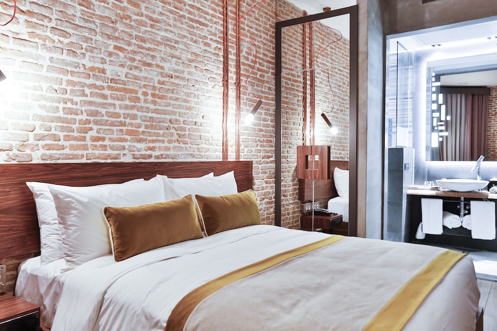 Occidental The Public