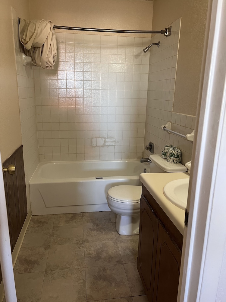 Hallmark Inn and Suites - photo 10
