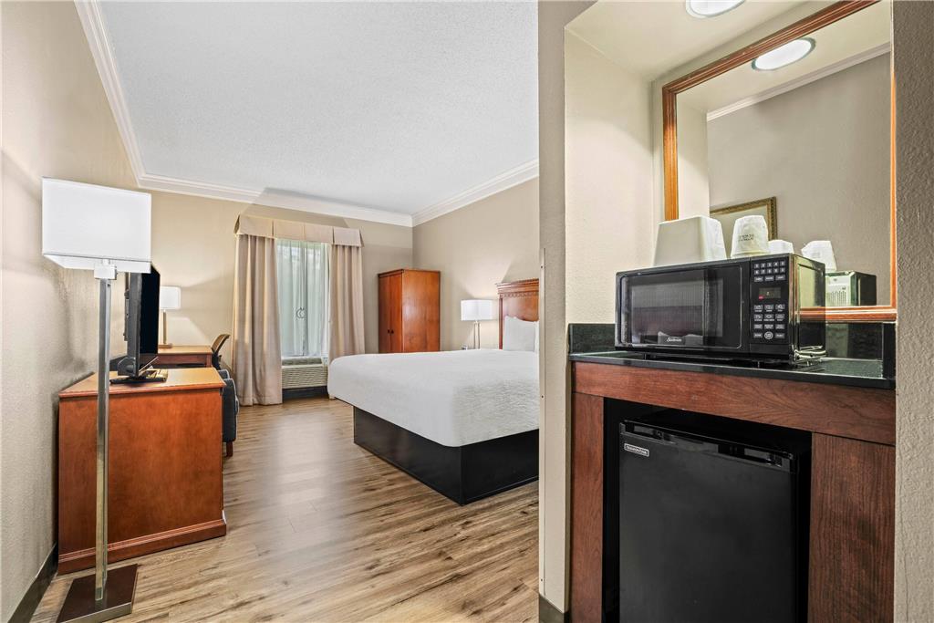 Baymont by Wyndham Madisonville - photo 21