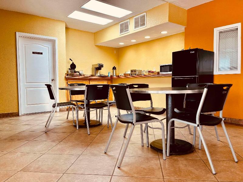 Econo Lodge Del Rio - photo 26