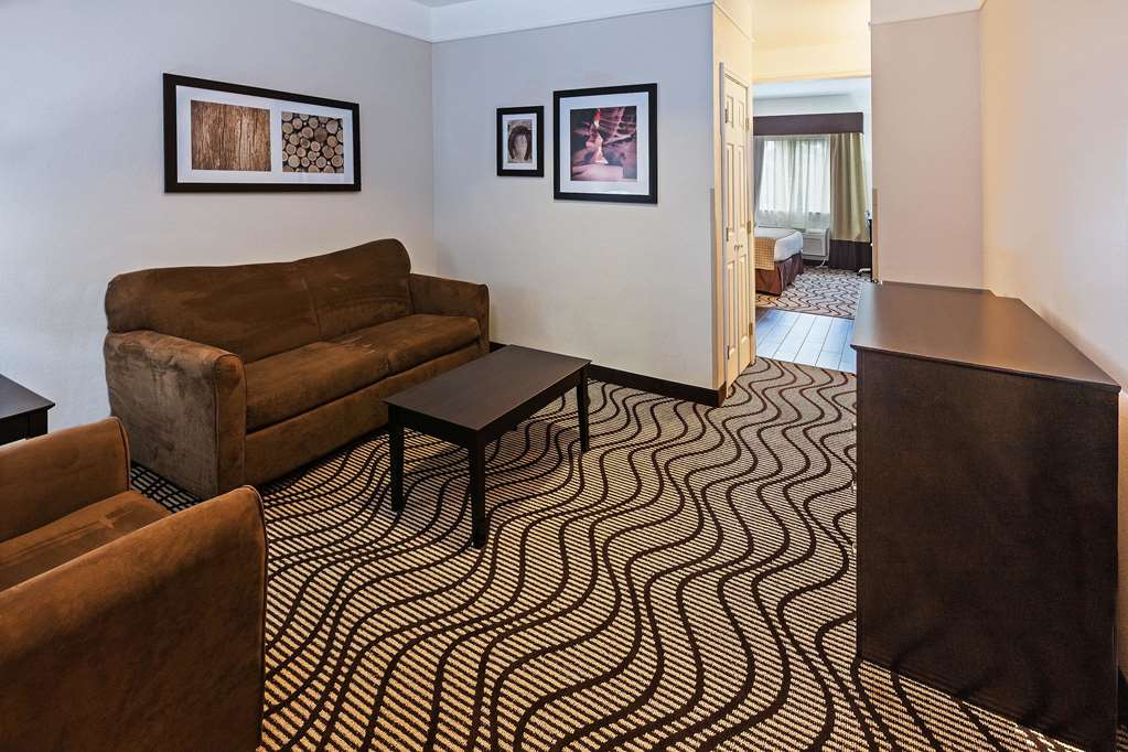 La Quinta Inn & Suites by Wyndham Pasadena - photo 12