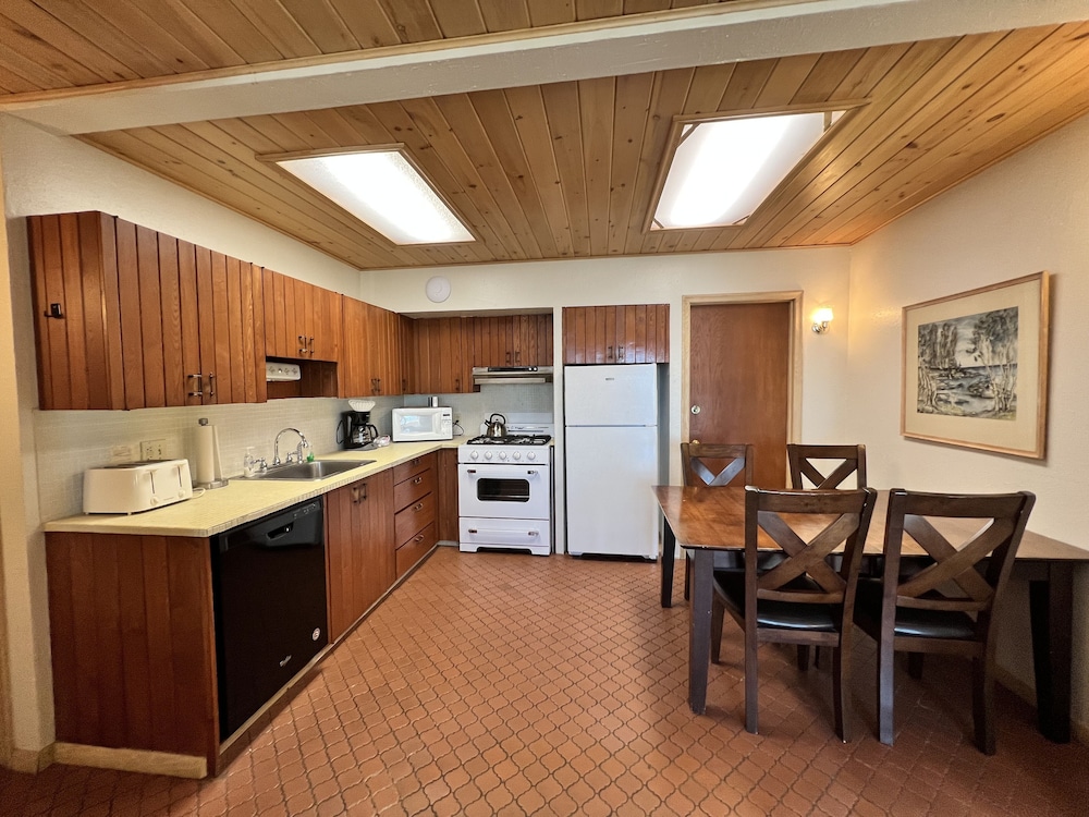 Thomsonite Beach Inn - photo 52