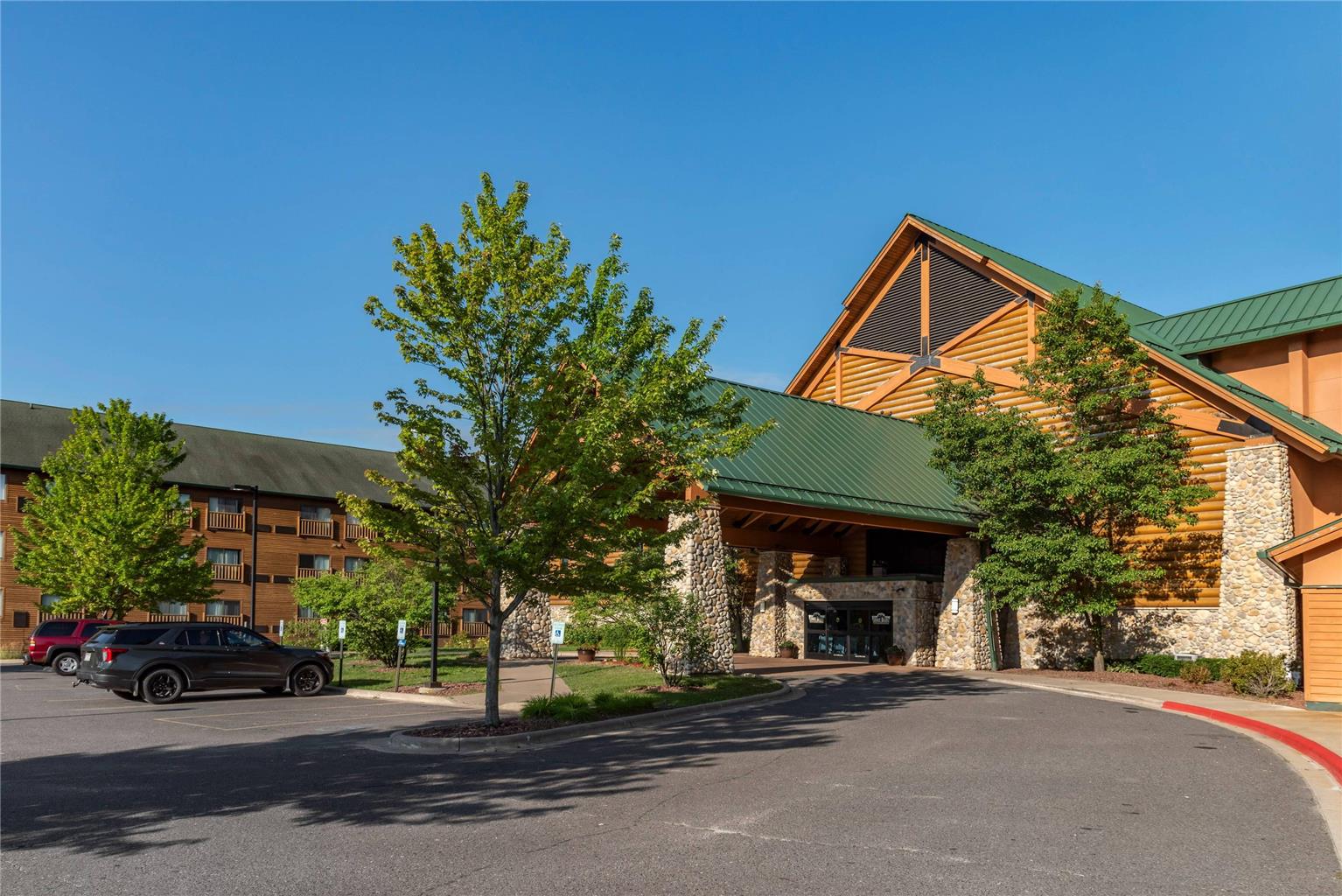 Three Bears Waterpark Resort Near Tomah Ascend Collection Hotel - photo 5