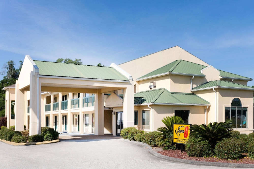 Super 8 by Wyndham Brunswick South I 95 in Brunswick, United States