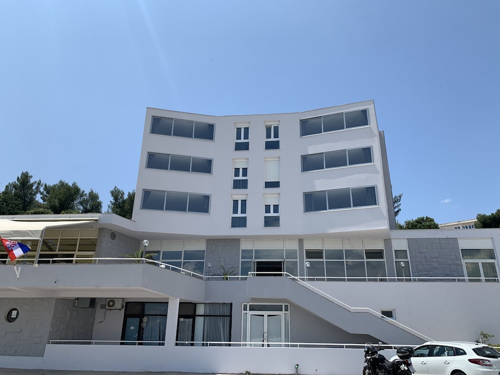 Hotel Tolero — hotel in Ploce