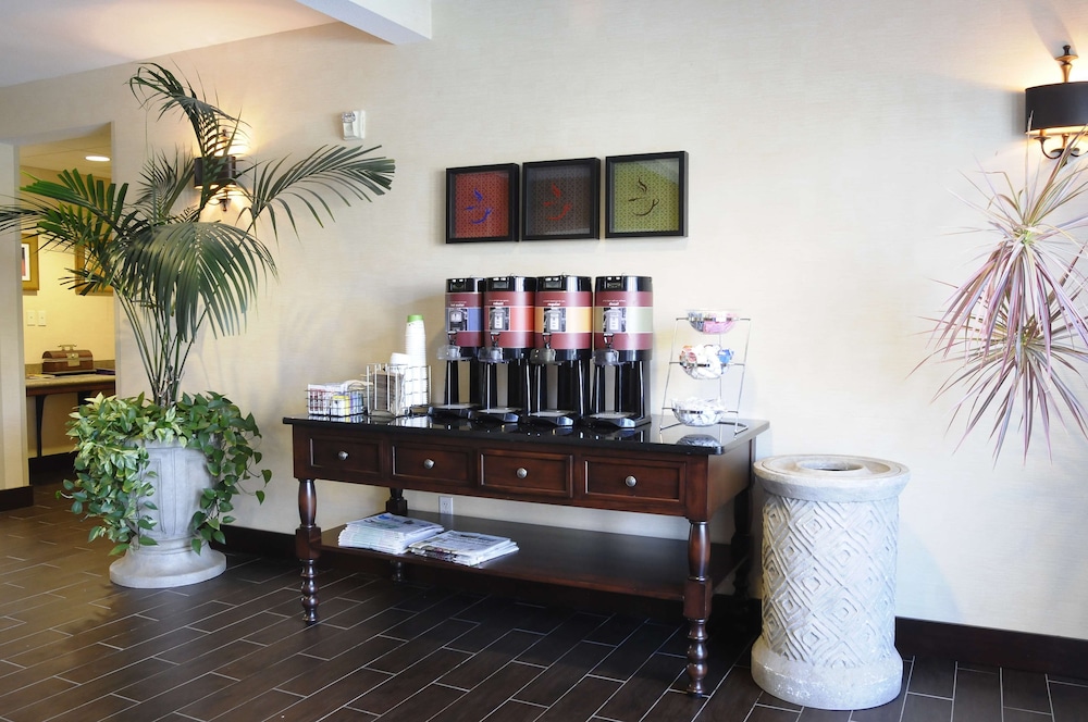 Hampton Inn & Suites Redding - photo 30
