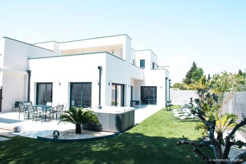 Villa Honoré bord mer jacuzzi — 4-Star Luxury Hotel in Cap Dagde, France