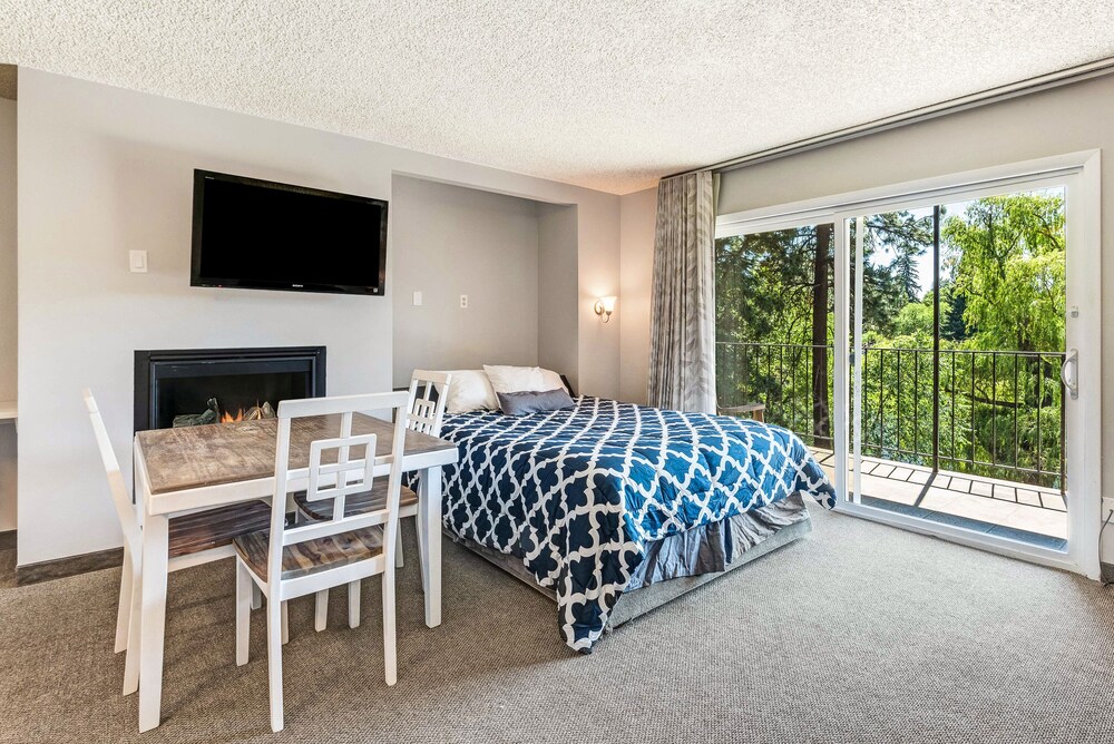 Bend Riverside Inn & Suites - photo 69