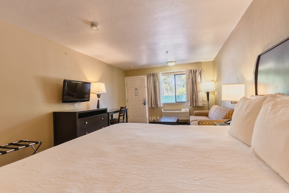 The Oakhurst Inn at Yosemite - photo 20