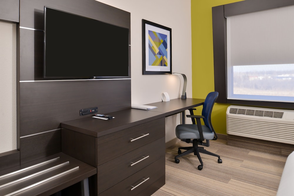 Holiday Inn Express & Suites Kansas City Lee's Summit by IHG - photo 15