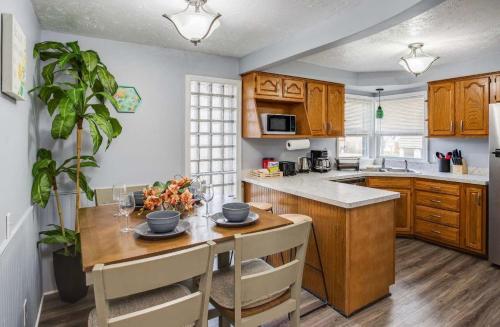 Astonishing Home Mins Away Airport Dwtn UofR andRIT — 4-Star Luxury Hotel in Rochester, United States
