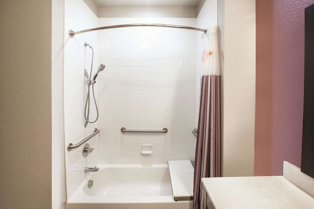 La Quinta Inn & Suites by Wyndham San Marcos Outlet Mall - photo 16