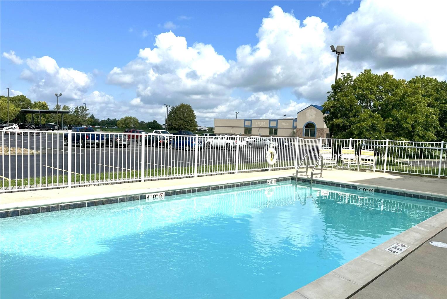 La Quinta Inn & Suites by Wyndham Collinsville St. Louis - photo 9