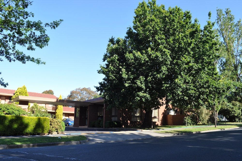 Nunawading Motor Inn — hotel in Blackburn