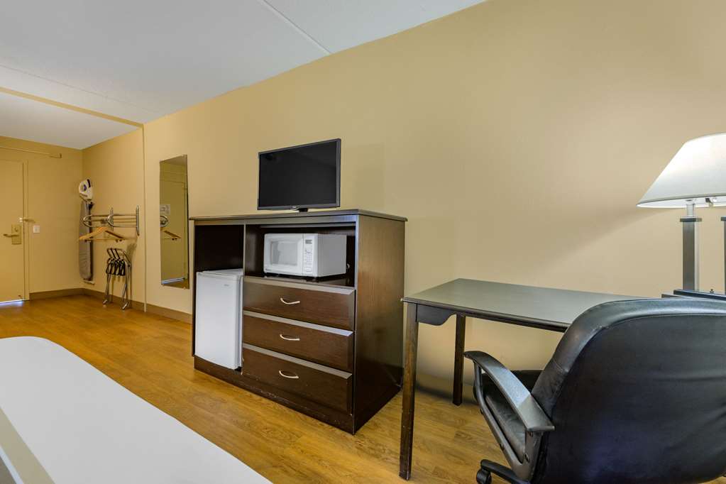 Econo Lodge Inn & Suites Triadelphia Wheeling - photo 9