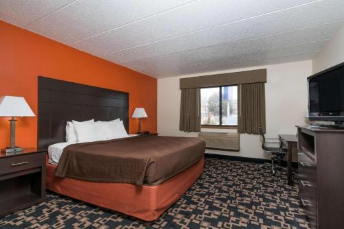 Baymont Inn Baldwin - photo 4