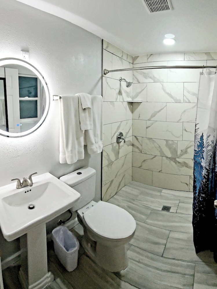 Silver Moon Motel & Suites - photo 27
