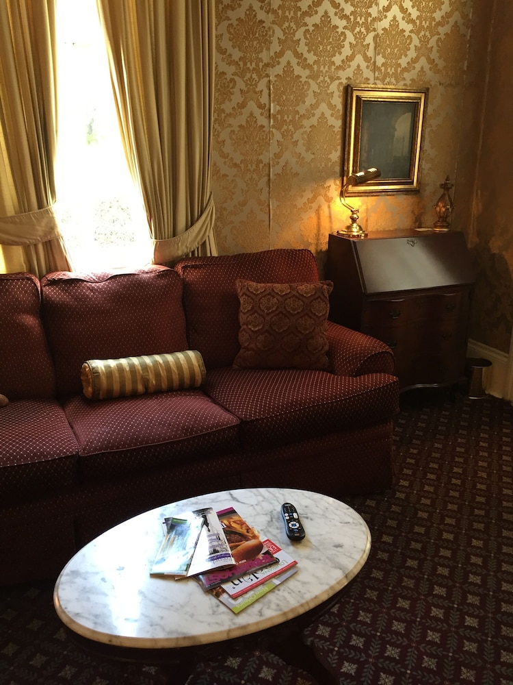 Nine O Five Royal Hotel - photo 22