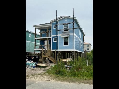 7 Cheery Pelicans in Oak Island, United States