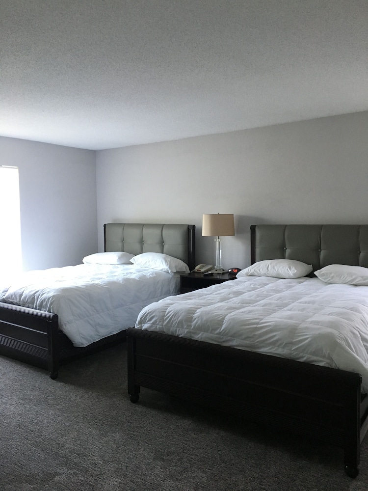 Ambassador Inn And Suites - photo 11