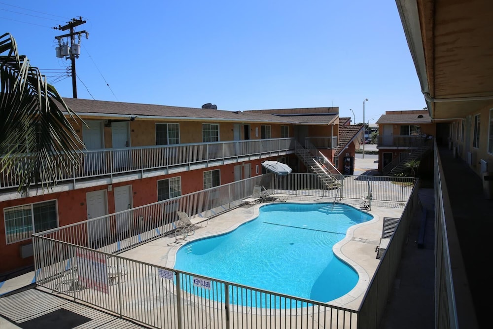 Chateau Inn and Suites - photo 30