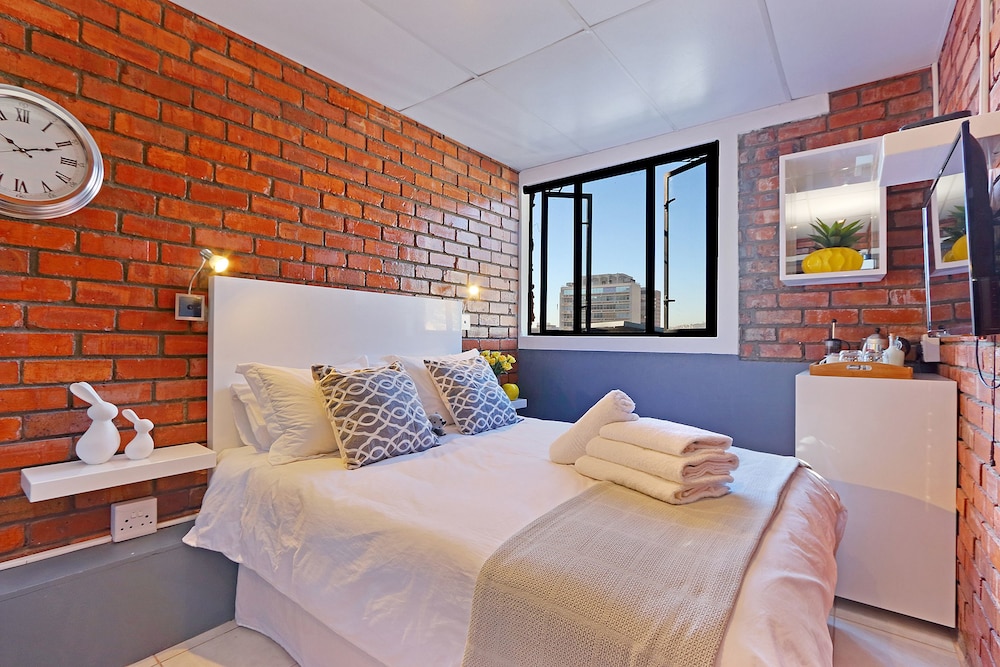 Happy Rhino Apartments