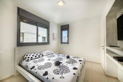 Pool side luxury suite at Royal Park New Listing — 4-Star Luxury Hotel in Eilat, Israel