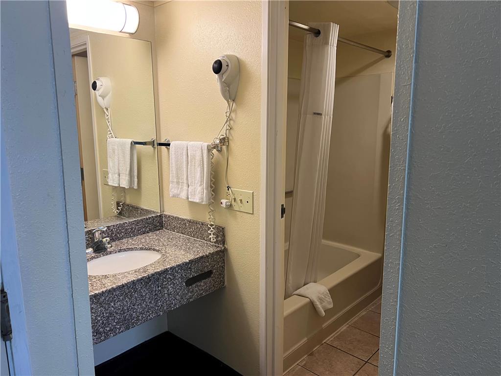 Days Inn by Wyndham Southern Hills ORU - photo 23