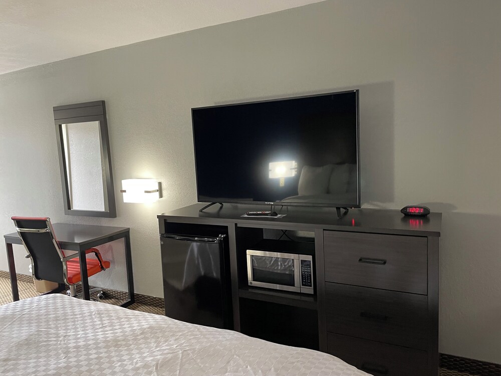 Clairmont Inn & Suites Warren - photo 23