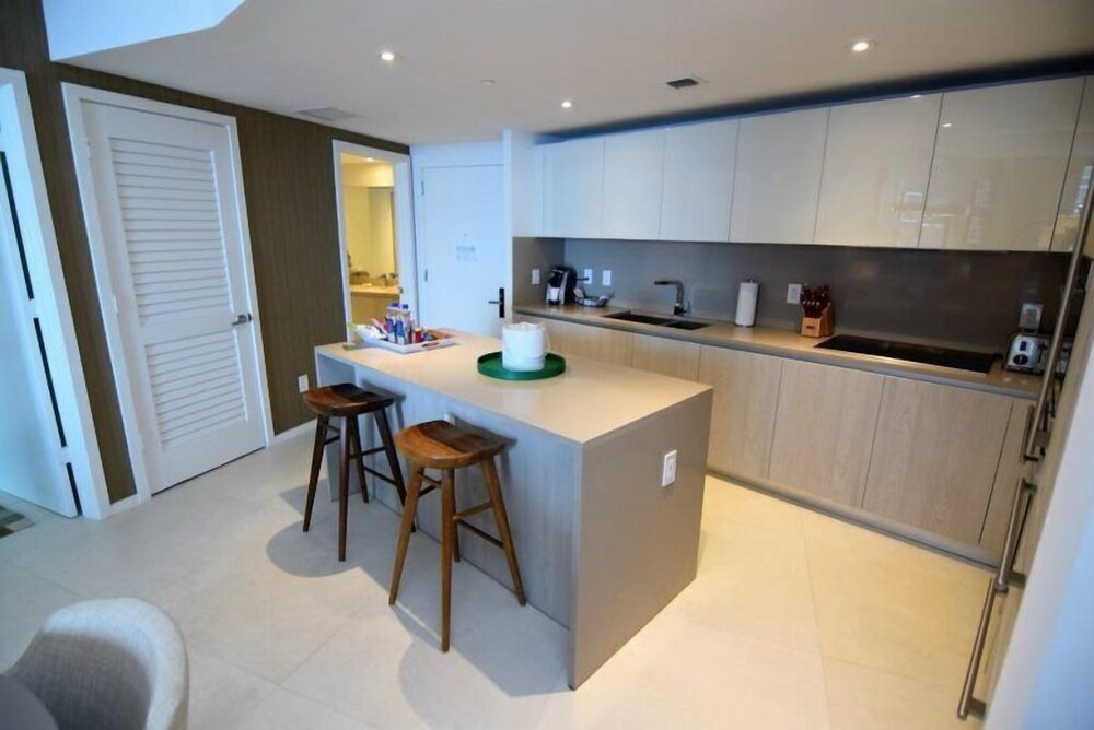 Best Ocean & Bay Views 2 Bed 2 Bath @ Hyde Resort - photo 3