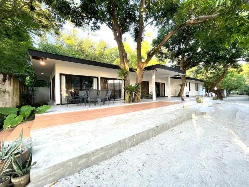 Secluded 4BD Beach Villa Fast Wifi Pet Friendly — 4-Star Luxury Hotel in Lian, Philippines
