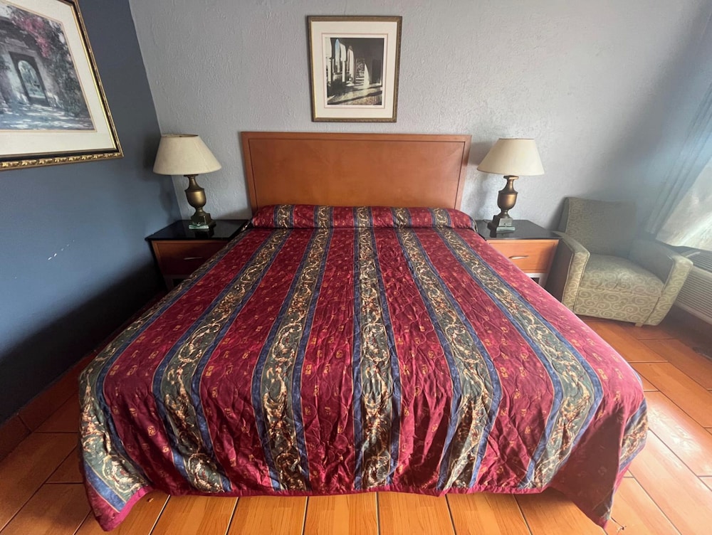 La Posada Inn By OYO Brownsville - photo 17