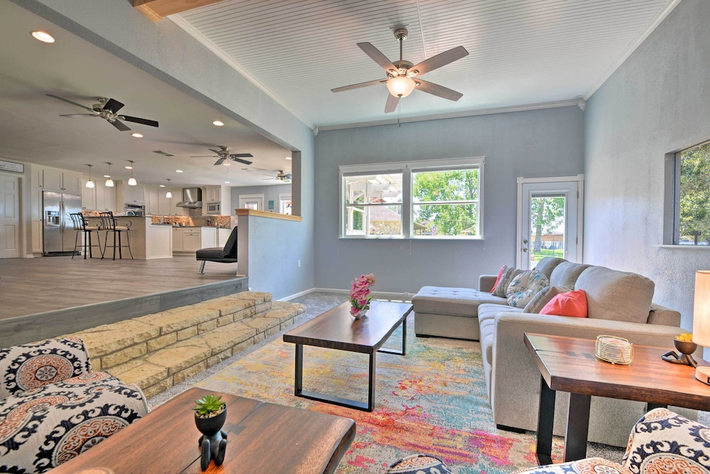 Spacious Granbury Home with Lakefront Outdoor Oasis — 4-Star Luxury Hotel in Granbury, United States
