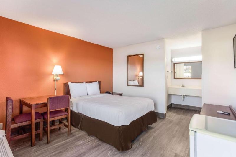 Rodeway Inn - photo 17
